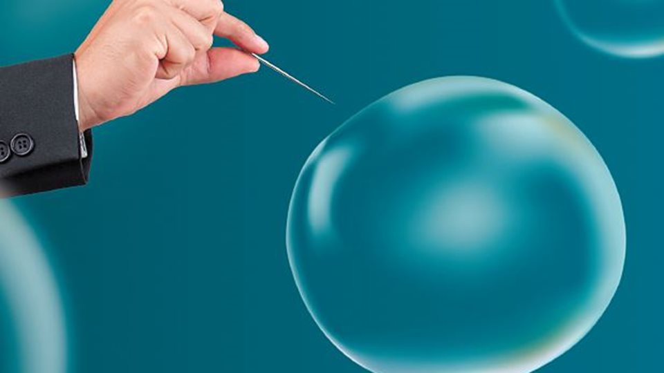 JP Morgan: &#x3A6;&#x3BF;&#x3CD;&#x3C3;&#x3BA;&#x3B1; &#x3AD;&#x3C4;&#x3BF;&#x3B9;&#x3BC;&#x3B7; &#x3BD;&#x3B1; &#x3C3;&#x3BA;&#x3AC;&#x3C3;&#x3B5;&#x3B9; &#x3C3;&#x3C4;&#x3B9;&#x3C2; &#x3B1;&#x3B3;&#x3BF;&#x3C1;&#x3AD;&#x3C2;; &#x397; &#x3C3;&#x3CD;&#x3B3;&#x3BA;&#x3C1;&#x3B9;&#x3C3;&#x3B7; &#x3C4;&#x3BF;&#x3C5; &#x3C3;&#x3AE;&#x3BC;&#x3B5;&#x3C1;&#x3B1; &#x3BC;&#x3B5; &#x3C4;&#x3B7;&#x3BD; &#x3B5;&#x3C0;&#x3BF;&#x3C7;&#x3AE; &#x3C4;&#x3BF;&#x3C5; dotcom &#x3C0;&#x3BF;&#x3C5; &quot;&#x3B3;&#x3BF;&#x3BD;&#x3AC;&#x3C4;&#x3B9;&#x3C3;&#x3B5;&quot; &#x3C4;&#x3B1; &#x3C7;&#x3C1;&#x3B7;&#x3BC;&#x3B1;&#x3C4;&#x3B9;&#x3C3;&#x3C4;&#x3AE;&#x3C1;&#x3B9;&#x3B1;