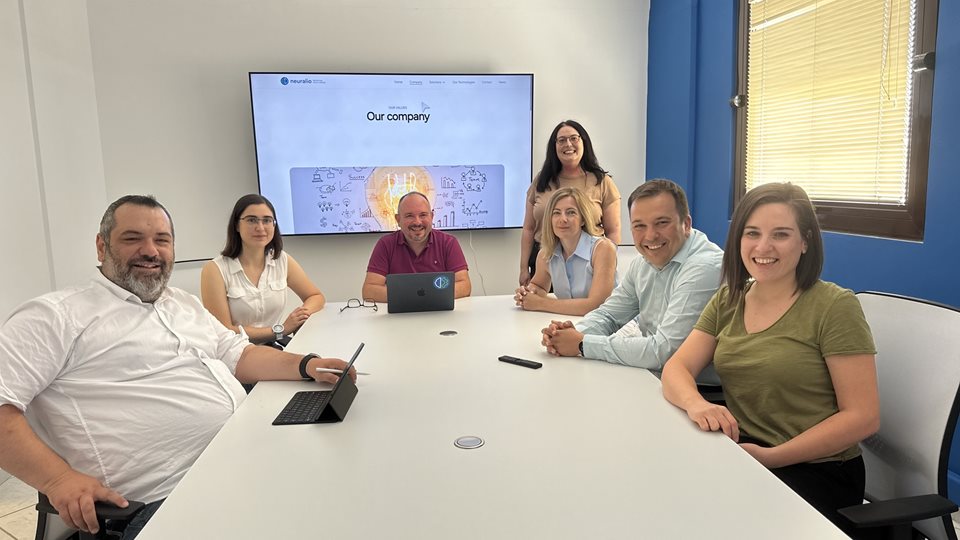 Neuralio AI: &#x3A3;&#x3C4;&#x3CC;&#x3C7;&#x3BF;&#x3C2; &#x3C4;&#x3BF; &#x3B5;&#x3BE;&#x3C9;&#x3C4;&#x3B5;&#x3C1;&#x3B9;&#x3BA;&#x3CC; &#x3B3;&#x3B9;&#x3B1; &#x3C4;&#x3B7;&#x3BD; startup &#x3C0;&#x3BF;&#x3C5; &#x3B5;&#x3C0;&#x3B1;&#x3BD;&#x3B1;&#x3C0;&#x3C1;&#x3BF;&#x3C3;&#x3B4;&#x3B9;&#x3BF;&#x3C1;&#x3AF;&#x3B6;&#x3B5;&#x3B9; &#x3C4;&#x3B9;&#x3C2; &quot;&#x3C0;&#x3C1;&#x3AC;&#x3C3;&#x3B9;&#x3BD;&#x3B5;&#x3C2;&quot; &#x3B5;&#x3C0;&#x3B5;&#x3BD;&#x3B4;&#x3CD;&#x3C3;&#x3B5;&#x3B9;&#x3C2;